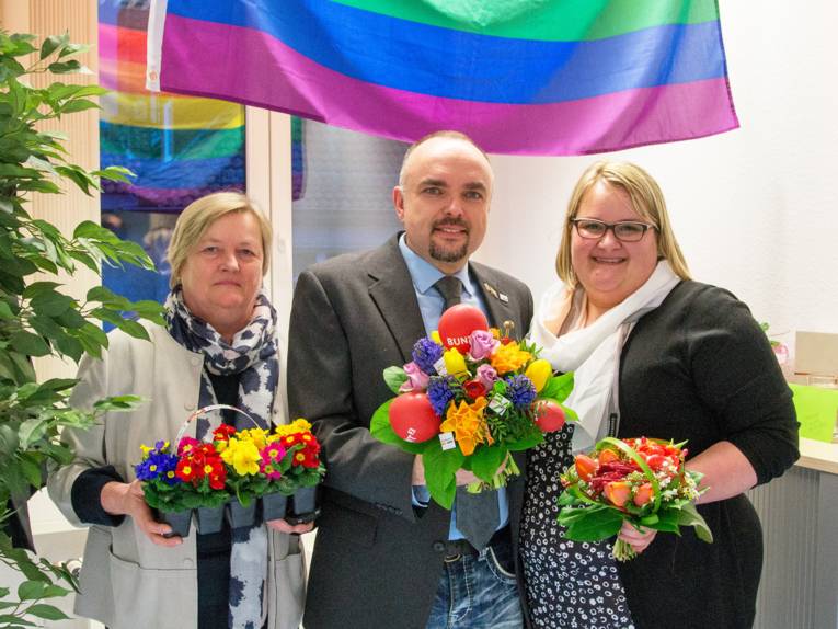 Zwei Frauen und ein Mann.