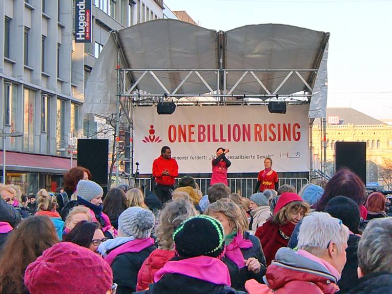 Tanzende Menschen auf dem Kröpcke, im Hintergrund eine Bühne