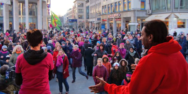 Tanzen unter Anleitung bei "One Billion Rising" 2017 auf dem Kröpcke