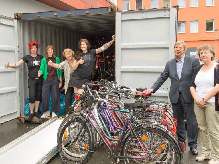Britta Herrmann, Pavillon, Sabine Busmann, MusikZentrum Hannover, Silvia Hesse, Freundeskreis Malawi und Städtepartnerschaft Blantyre e.V., Vivien Richter, Veranstaltungstechnikerin vom MusikZentrum Hannover, Kulturdezernent Harald Härke, Aenne Meyer, städtische Beschäftigungsförderung in der Hölderlinstraße