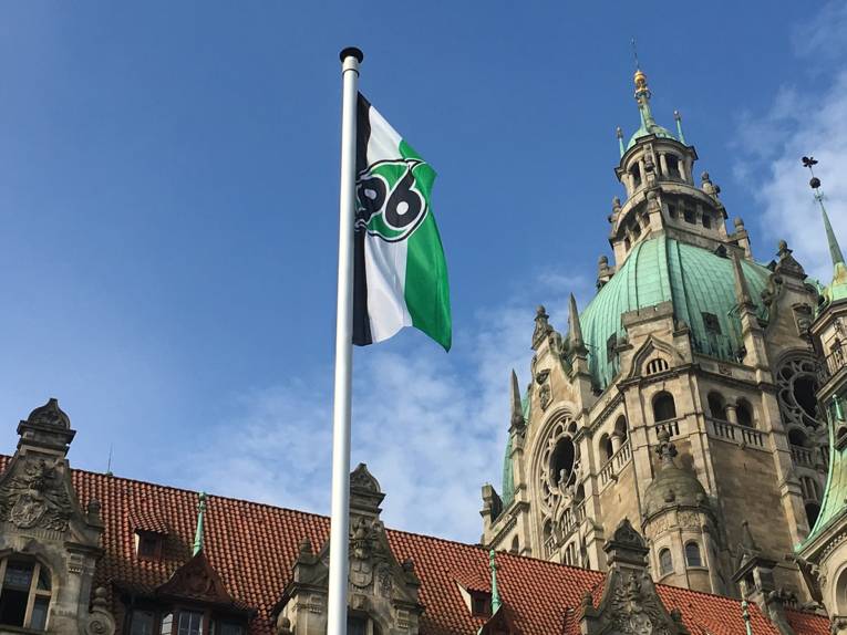 Eine Flagge von Hannover 96 weht vor dem Neuen Rathaus