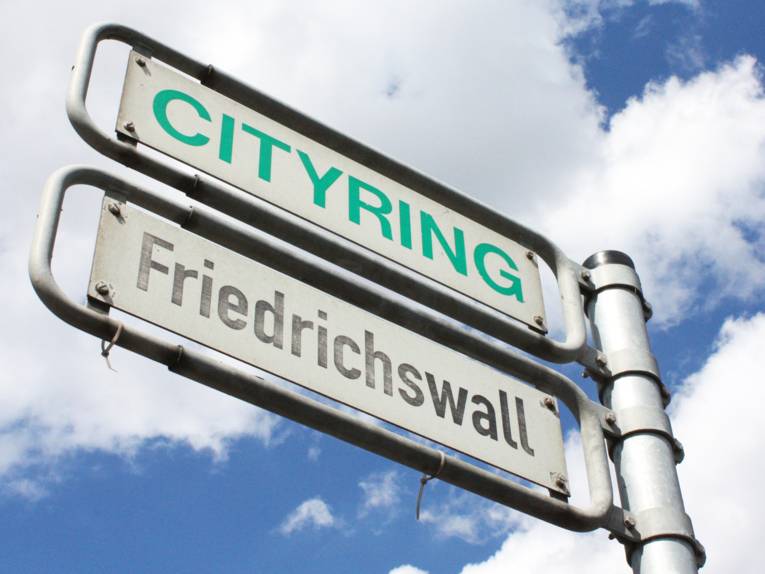 Zwei Straßenschilder, eines mit der Aufschrift "Friedrichswall", eines mit "Cityring"