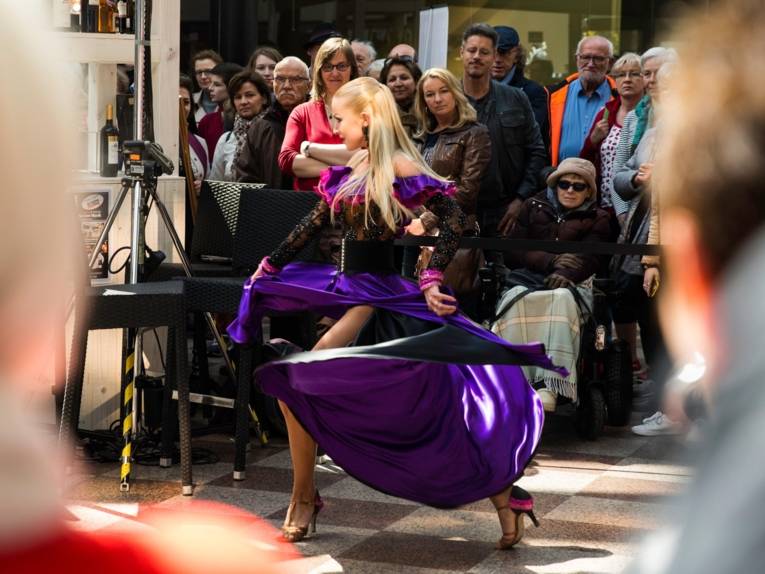 Tänzerin in einer Galerie.