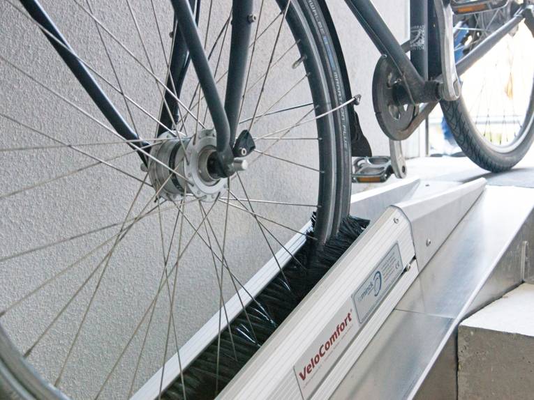 Zwei seitlich eingebaute Bürstenleisten sorgen, dass das Fahrrad während des Abwärtsgehens gebremst wird