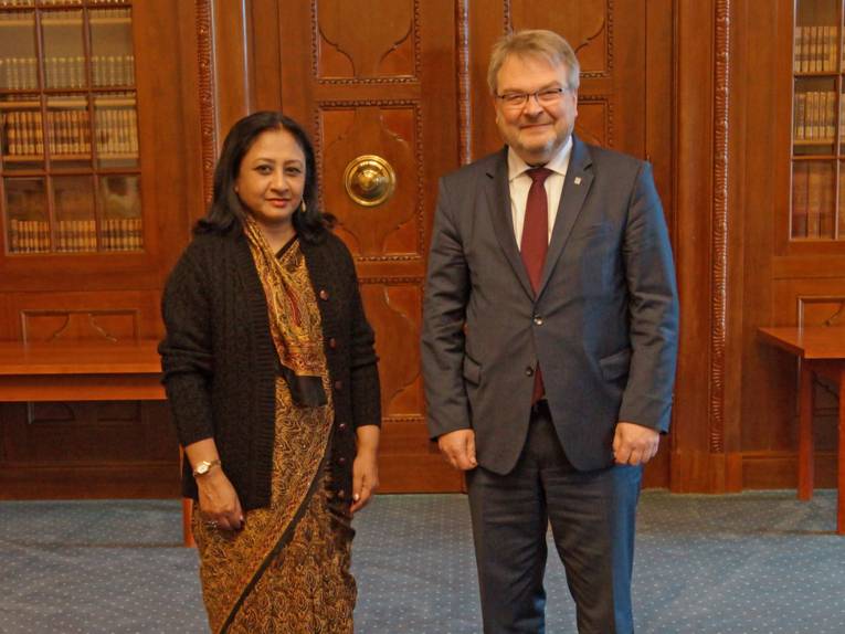 Eine Frau und ein Mann in einer Amtsstube. 