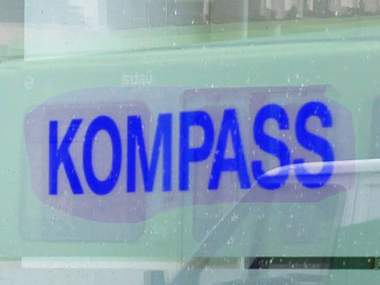 Fenster, auf dem "Kompass" steht. 