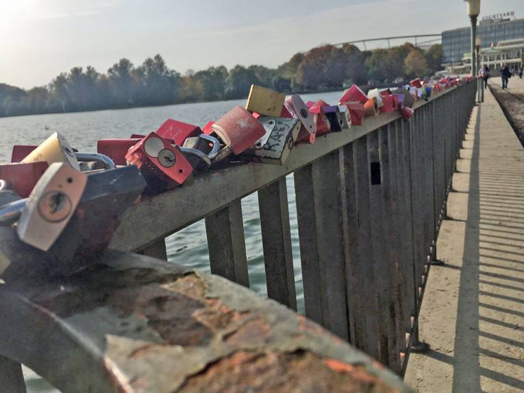 Schlösser an einem Geländer. 