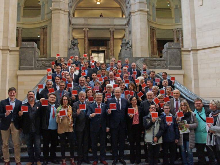 Eine Gruppe Menschen. 