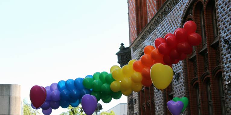 Viele Luftballons in Regenbogenfarben. 