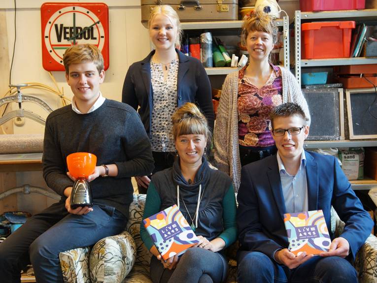 JugendKulturAbo - Gewinner des Zukunftspreises für Kulturbildung: sitzend von links: Fynn Joel Nuglisch (Leonore Goldschmidt Schule/IGS Mühlenberg), Carmen Leithäuser (Künstlerin), Sascha Dierkes-Knauer (Rektor Johannes-Kepler-Realschule) stehend von links: Luisa Peters (Leonore Goldschmidt Schule/IGS Hannover-Mühlenberg) und Julia Speckmann (Projektverantwortliche, Bereich Stadtteilkulturarbeit)