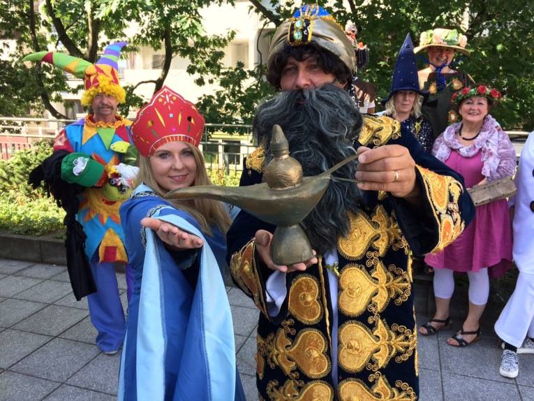 Verkleidete Menschen mit einer Zauberlampe. 