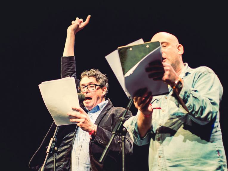 Zwei Männer auf einer Bühne. 