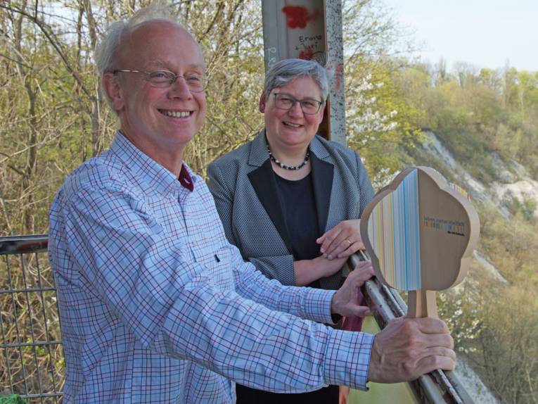 Ein Mann und eine Frau mit einem Schild. 