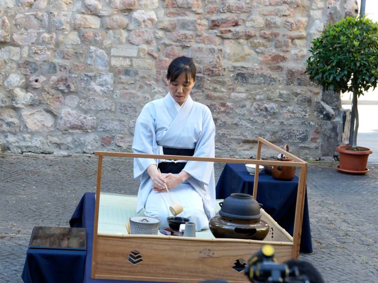 Teemeisterin und Kulturbotschafterin Hiroshimas Hiroyo Nakamoto führt ihre Trauer-Teezeremonie durch.
