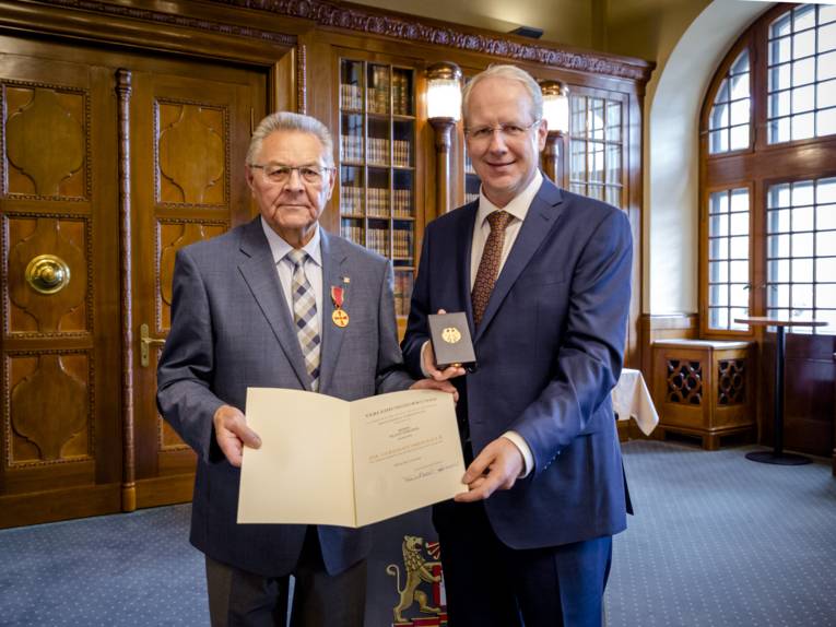Verdienstmedaille an Klaus Geburek verliehen