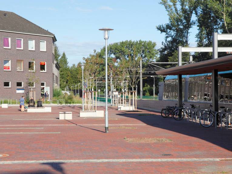 Platz an einer Haltestelle. 