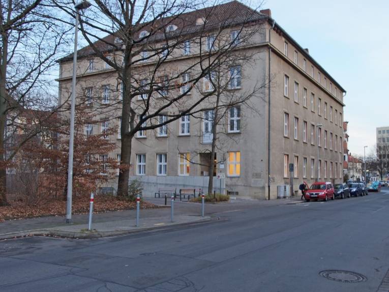 Wohngebäude von außen. 