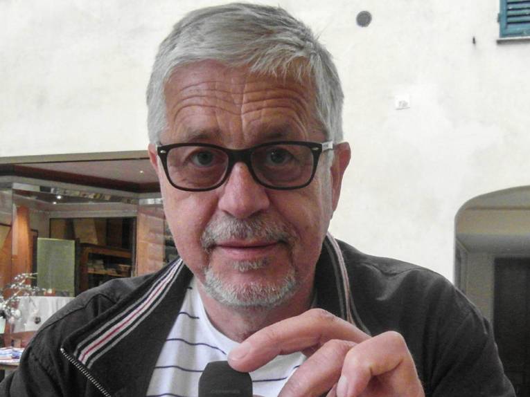 Mann mit einer Kamera. 