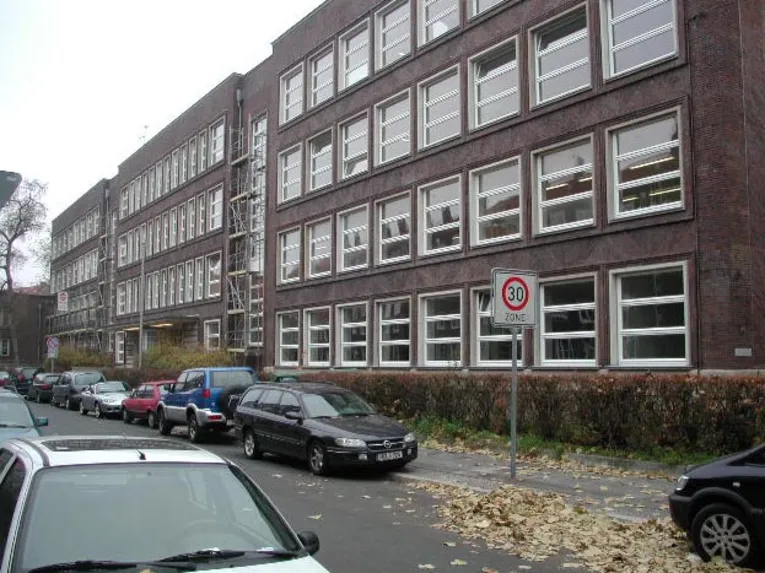 Schulgebäude von außen.