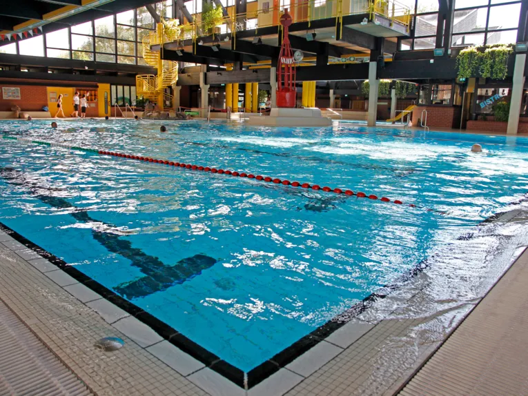 Schwimmhalle. 