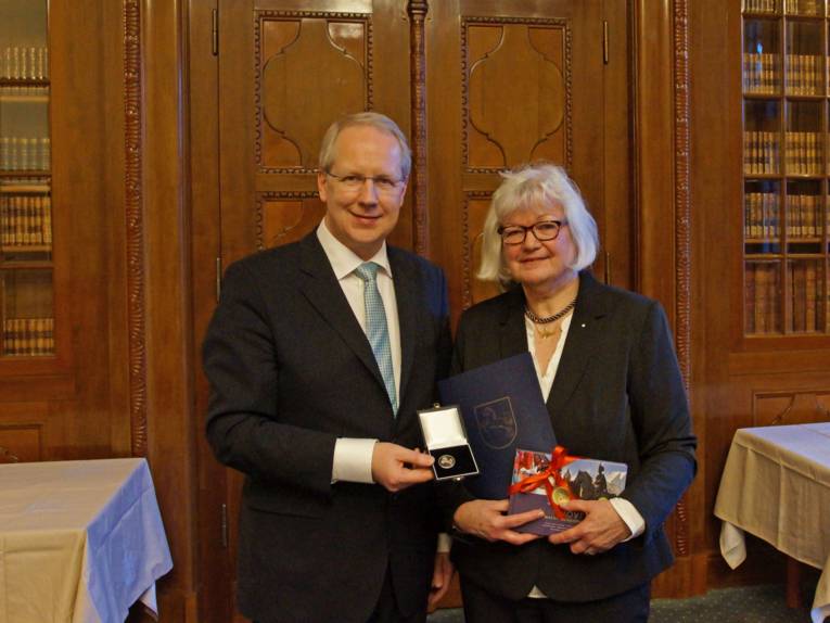 Ein Mann und eine Frau mit einer Auszeichnung. 