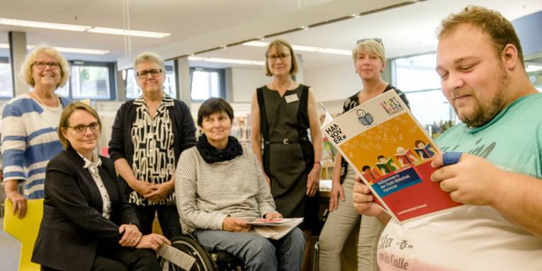 Die Stadtbibliothek stellt sich in einer Broschüre in leichter Sprache selbst vor.