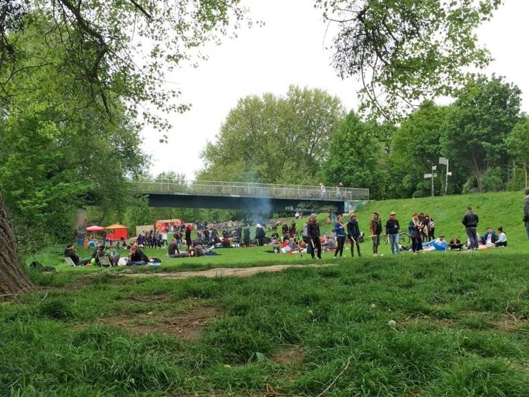 Grünfläche, auf der Menschen grillen. 