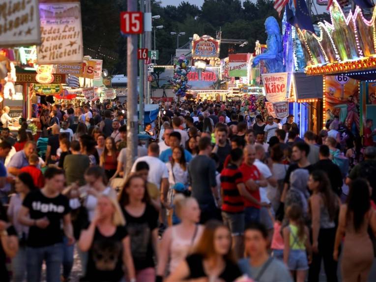 Menschenmassen bei meinem Volksfest in den Abendstunden. 