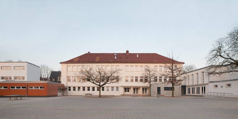 Der Altbau der GS Wasserkampstraße (Stadtteil Kirchrode) erhält eine neue Ziegeldacheindeckung sowie einen außenliegenden Sonnenschutz