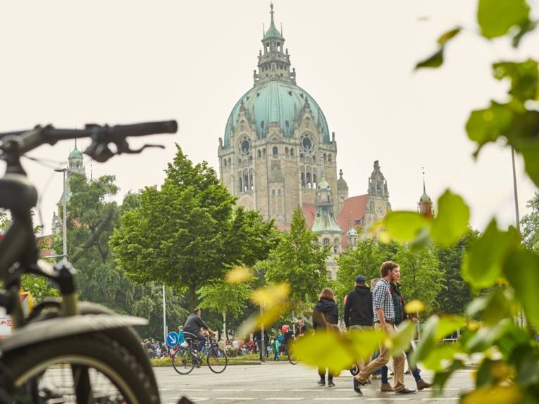 Menschen auf einer leeren Straße. 