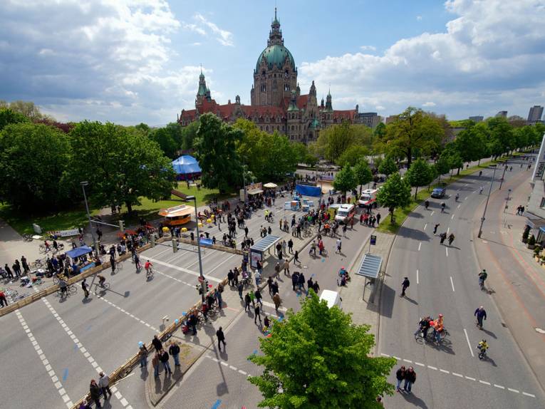 Fußgänger und Fahrradfahrer auf dem sonst dem Autoverkehr vorbehaltenen Friedrichswall