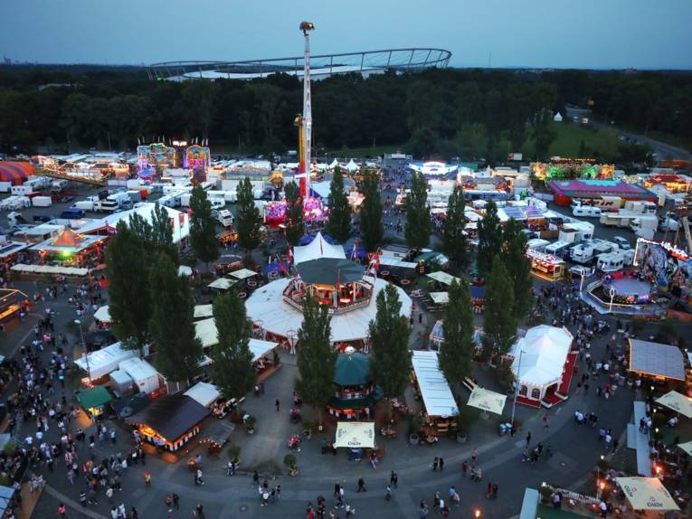 Ein Festplatz von oben. 