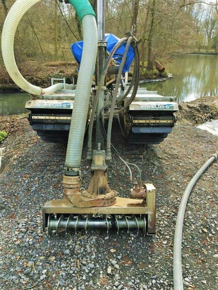 Ein Amphibienfahrzeug. 