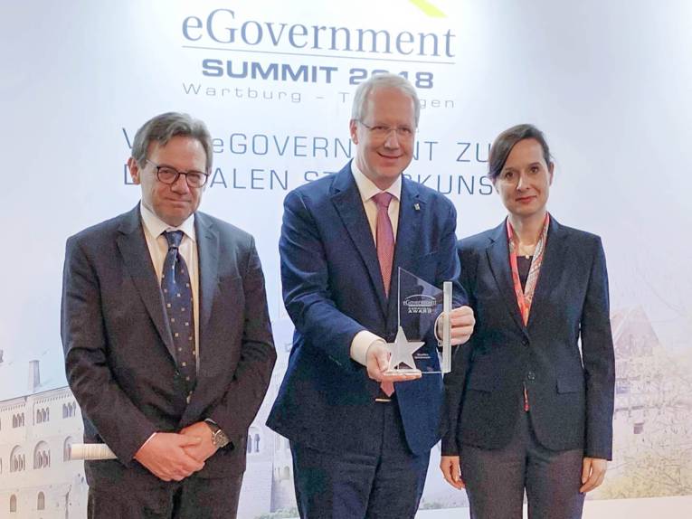 Manfred Klein, Chefredakteur der Fachzeitschrift eGovernment Computing, Oberbürgermeister Schostok und Laudatorin Dr. Ariane Berger vom Deutschen Landkreistag