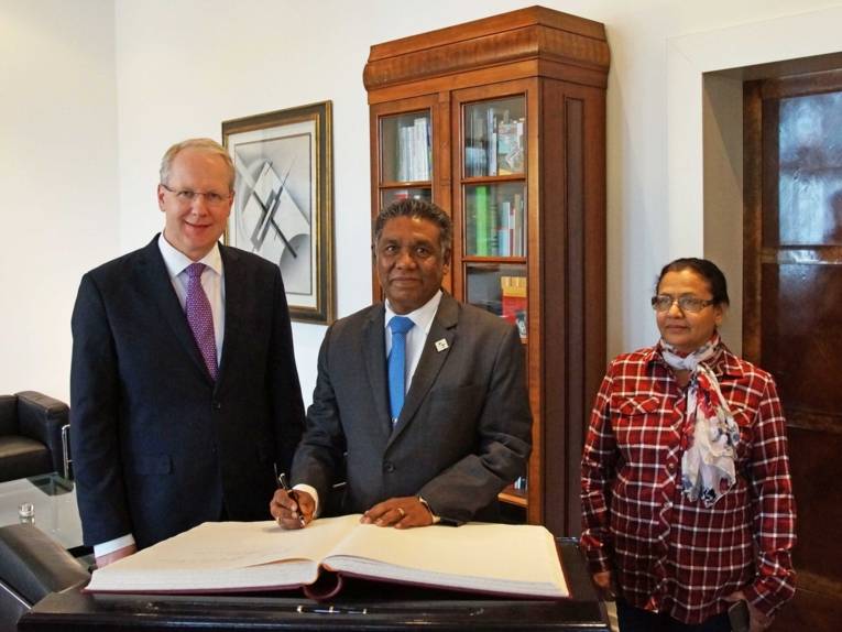 Zwei Männer an einem Buch. 