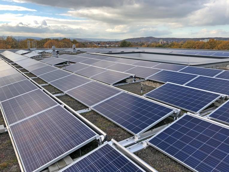 Solarmodule auf einem Dach. 