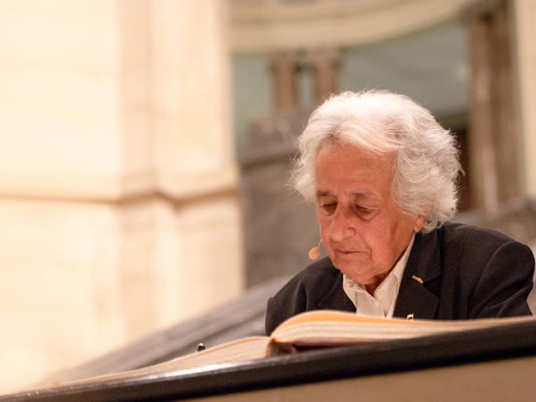 Anita Lasker-Wallfisch trägt sich ins Goldene Buch der Stadt ein