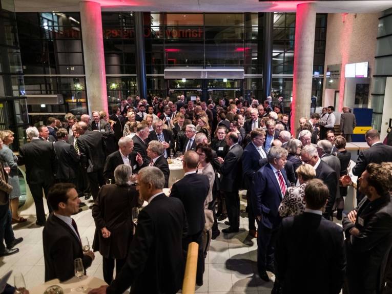 Menschen in einer Halle. 