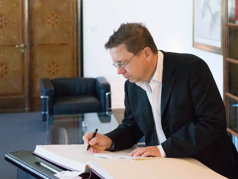 Norbert Hummelt trägt sich ins Goldene Buch der Stadt ein