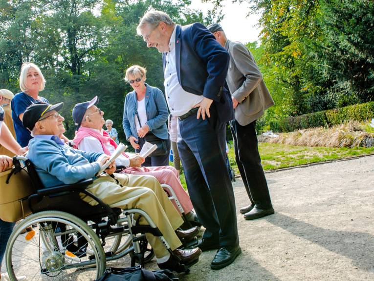 Bürgermeister Thomas Hermann im Gespräch mit den Holocaust-Überlebenden Henry Korman und Salomon Finkelstein