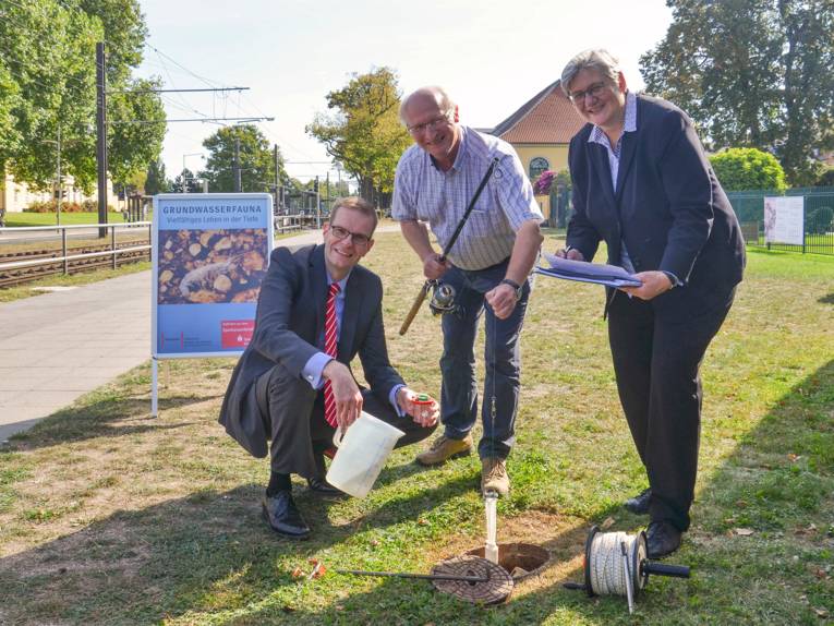 Drei Personen an einer Grundwasserfauna-Messstelle