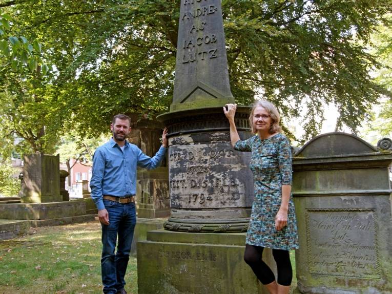 Ein Mann und eine Frau vor einem Denkmal. 