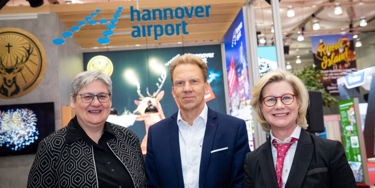 Sabine Tegtmeyer-Dette (Erste Stadträtin und Wirtschafts- und Umweltdezernentin der Landeshauptstadt), Flughafen-Geschäftsführer Dr. Raoul Hille und Staatssekretärin Doris Nordmann (Niedersächsisches Finanzministerium) bei der Eröffnung der "Routes Europe 2019"
