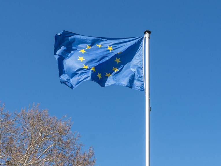Europaflagge vor blauem Himmel. 
