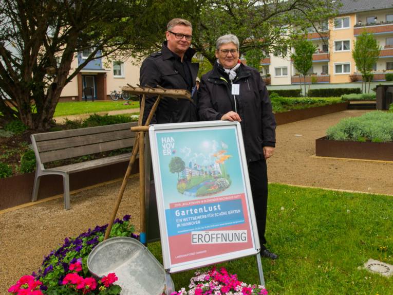 Ein Mann und eine Frau auf einer Grünfläche. 