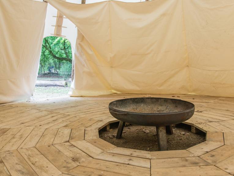 Feuerschale in einem Tipi. 