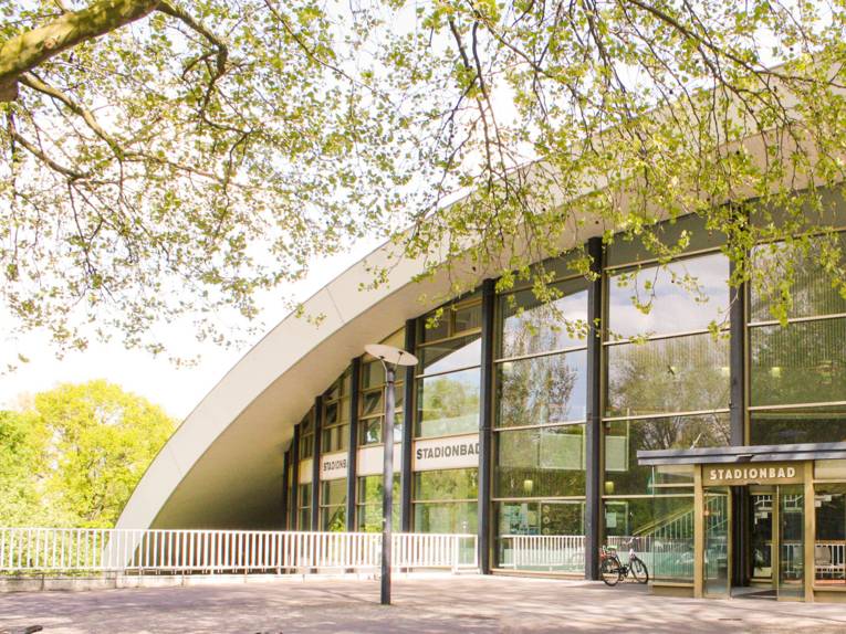 Schwimmbad von außen. 