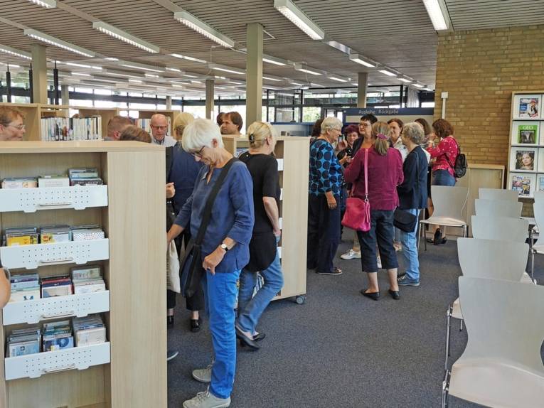 Menschen in einer Bibliothek. 