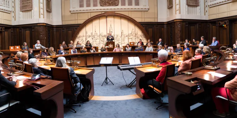 Menschen in einem Saal. 