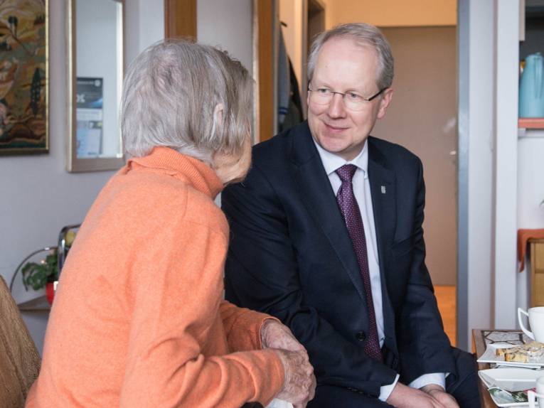 Stefan Schostok im Gespräch mit einer älteren Dame